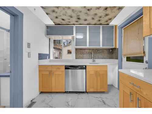 1022-18 Avenue Se, Calgary, AB - Indoor Photo Showing Kitchen