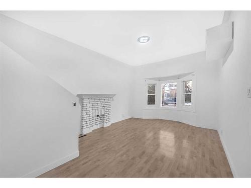 1022 18 Avenue Se, Calgary, AB - Indoor Photo Showing Other Room