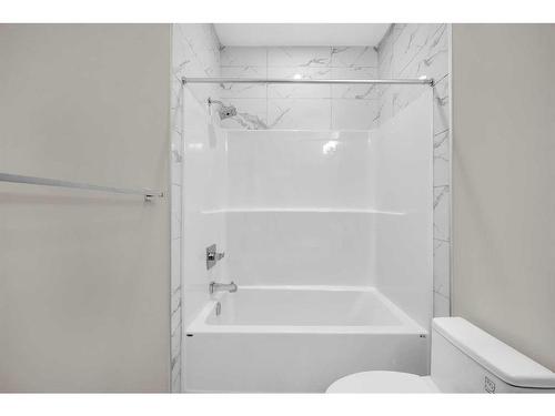 70 Sandpiper Bend, Chestermere, AB - Indoor Photo Showing Bathroom