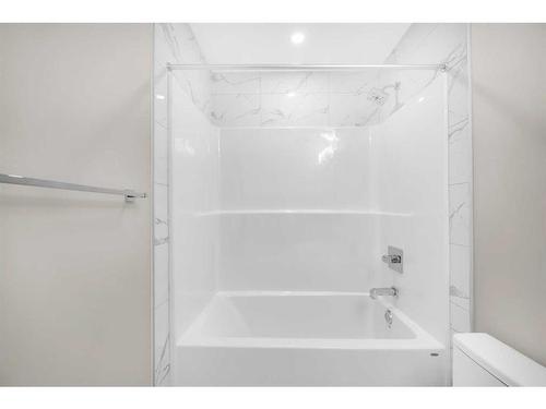 70 Sandpiper Bend, Chestermere, AB - Indoor Photo Showing Bathroom