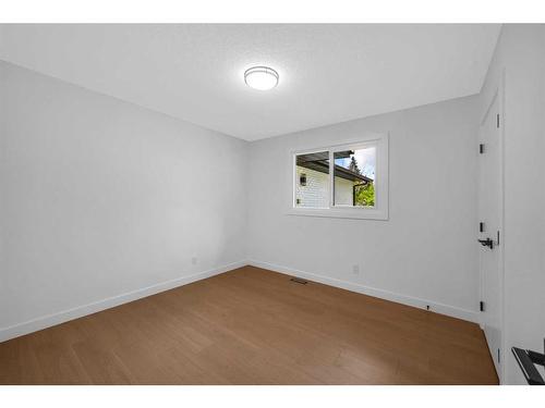 9828 19 Street Sw, Calgary, AB - Indoor Photo Showing Bathroom