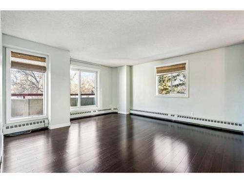 307-2011 University Drive Nw, Calgary, AB - Indoor Photo Showing Living Room