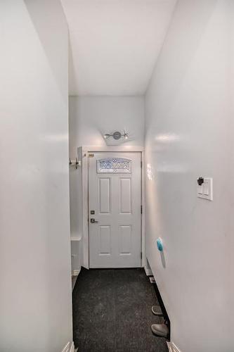 5919 4 Avenue Ne, Calgary, AB - Indoor Photo Showing Other Room