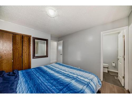 5919 4 Avenue Ne, Calgary, AB - Indoor Photo Showing Bedroom