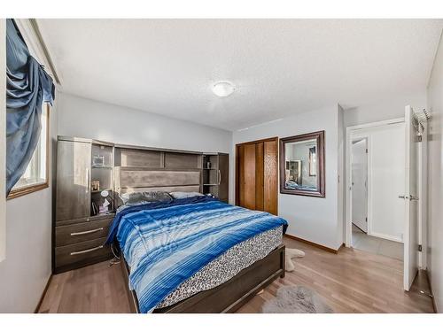 5919 4 Avenue Ne, Calgary, AB - Indoor Photo Showing Bedroom