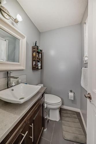 5919 4 Avenue Ne, Calgary, AB - Indoor Photo Showing Bathroom