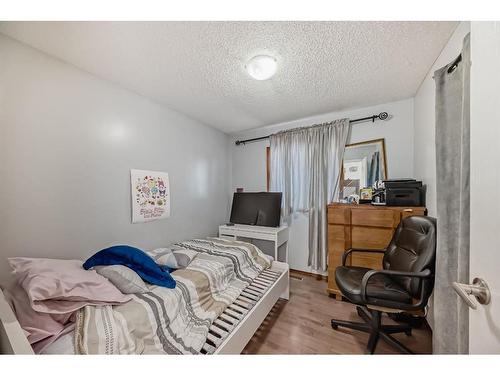 5919 4 Avenue Ne, Calgary, AB - Indoor Photo Showing Bedroom