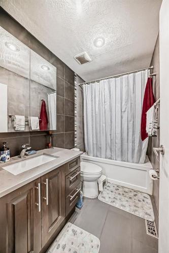 5919 4 Avenue Ne, Calgary, AB - Indoor Photo Showing Bathroom