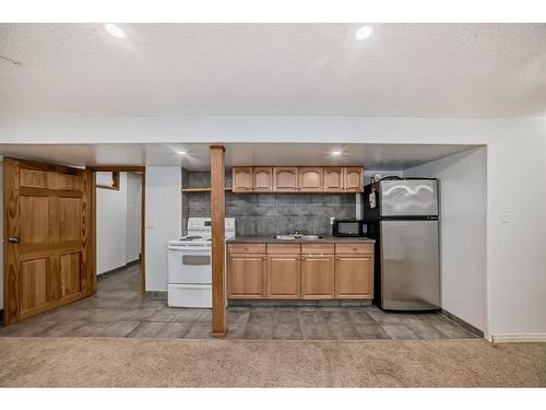 5919 4 Avenue Ne, Calgary, AB - Indoor Photo Showing Kitchen