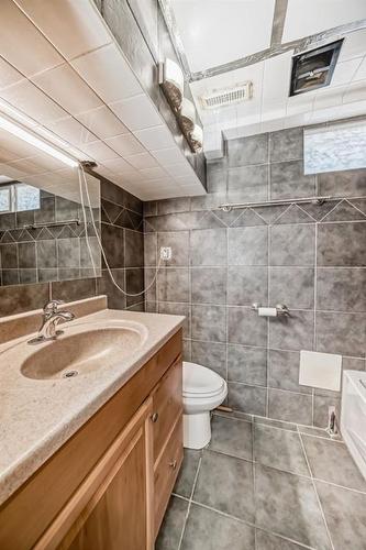 5919 4 Avenue Ne, Calgary, AB - Indoor Photo Showing Bathroom