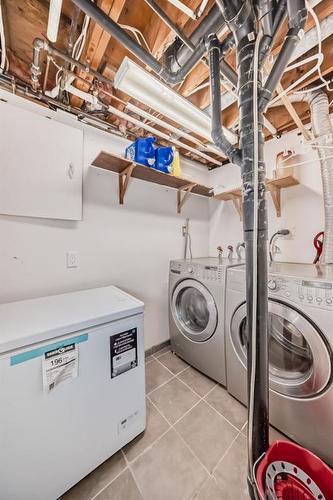 5919 4 Avenue Ne, Calgary, AB - Indoor Photo Showing Laundry Room