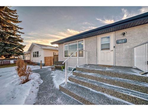 5919 4 Avenue Ne, Calgary, AB - Outdoor