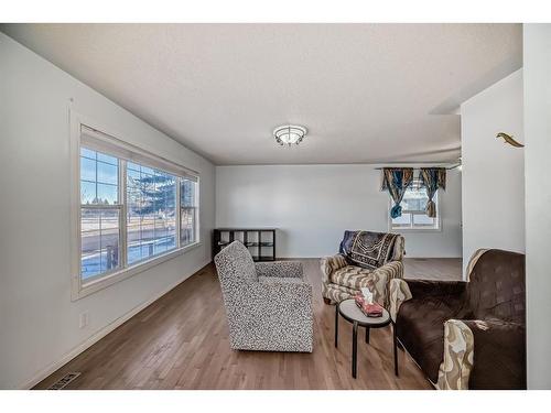 5919 4 Avenue Ne, Calgary, AB - Indoor Photo Showing Living Room