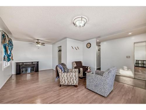 5919 4 Avenue Ne, Calgary, AB - Indoor Photo Showing Living Room