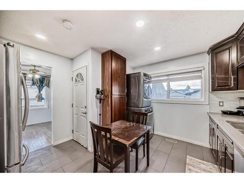 5919 4 Avenue Ne, Calgary, AB - Indoor Photo Showing Kitchen