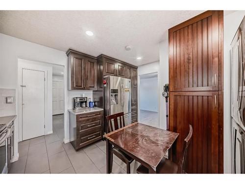 5919 4 Avenue Ne, Calgary, AB - Indoor Photo Showing Kitchen