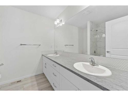 40 Carringham Gate Nw, Calgary, AB - Indoor Photo Showing Bathroom