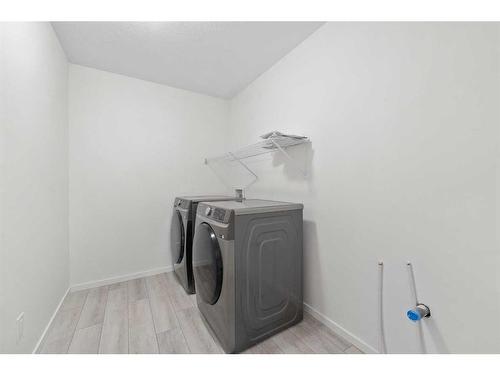 40 Carringham Gate Nw, Calgary, AB - Indoor Photo Showing Laundry Room