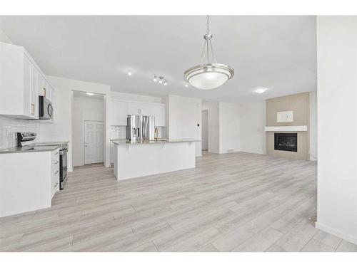 40 Carringham Gate Nw, Calgary, AB - Indoor Photo Showing Kitchen