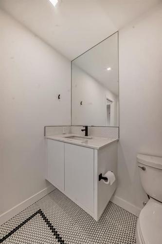 313-8445 Broadcast Avenue Sw, Calgary, AB - Indoor Photo Showing Bathroom