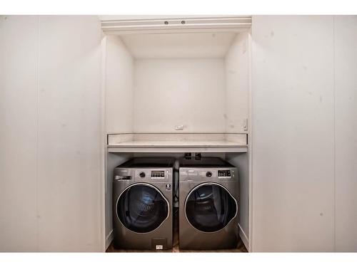 313-8445 Broadcast Avenue Sw, Calgary, AB - Indoor Photo Showing Laundry Room