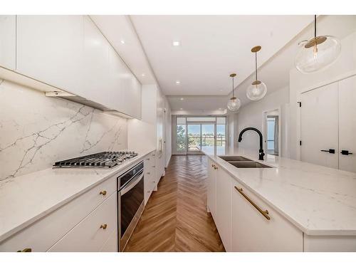 313-8445 Broadcast Avenue Sw, Calgary, AB - Indoor Photo Showing Kitchen With Double Sink With Upgraded Kitchen