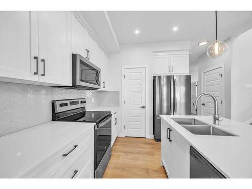 181 Waterford Way, Chestermere, AB - Indoor Photo Showing Kitchen With Double Sink With Upgraded Kitchen