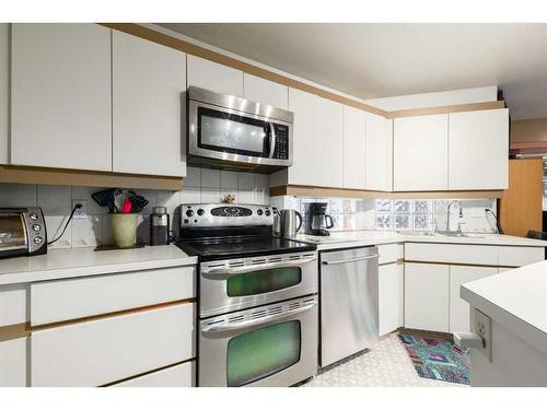 2219 Westmount Road Nw, Calgary, AB - Indoor Photo Showing Kitchen