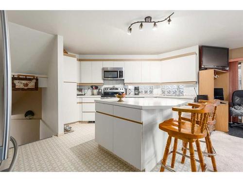 2219 Westmount Road Nw, Calgary, AB - Indoor Photo Showing Kitchen