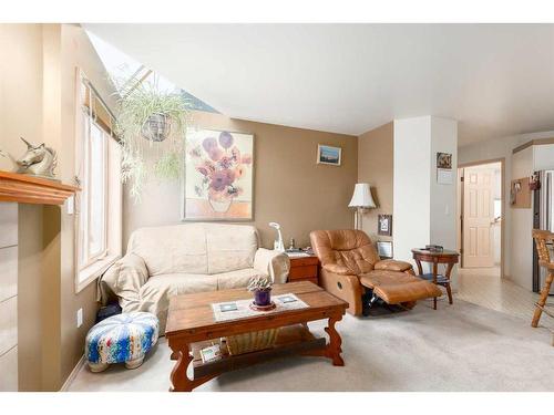 2219 Westmount Road Nw, Calgary, AB - Indoor Photo Showing Living Room