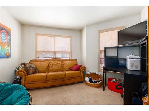 2219 Westmount Road Nw, Calgary, AB - Indoor Photo Showing Living Room