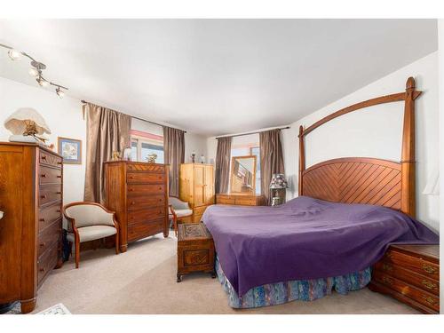 2219 Westmount Road Nw, Calgary, AB - Indoor Photo Showing Bedroom