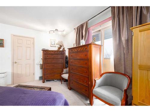 2219 Westmount Road Nw, Calgary, AB - Indoor Photo Showing Bedroom