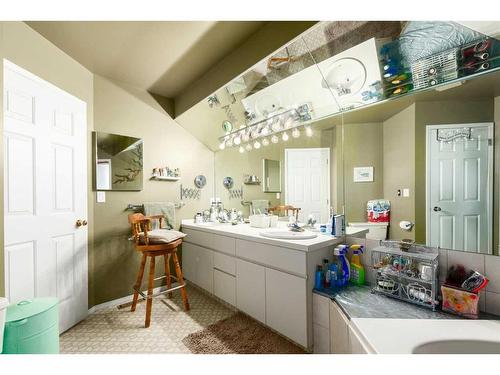 2219 Westmount Road Nw, Calgary, AB - Indoor Photo Showing Bathroom