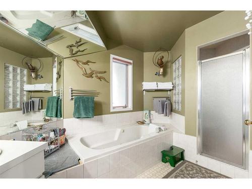 2219 Westmount Road Nw, Calgary, AB - Indoor Photo Showing Bathroom