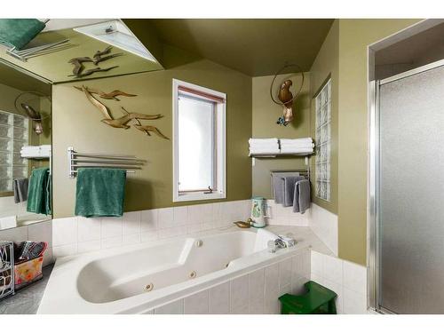 2219 Westmount Road Nw, Calgary, AB - Indoor Photo Showing Bathroom