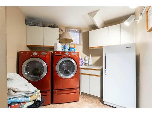 2219 Westmount Road Nw, Calgary, AB - Indoor Photo Showing Laundry Room