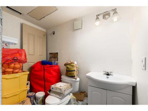 2219 Westmount Road Nw, Calgary, AB - Indoor Photo Showing Bathroom