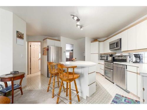 2219 Westmount Road Nw, Calgary, AB - Indoor Photo Showing Kitchen