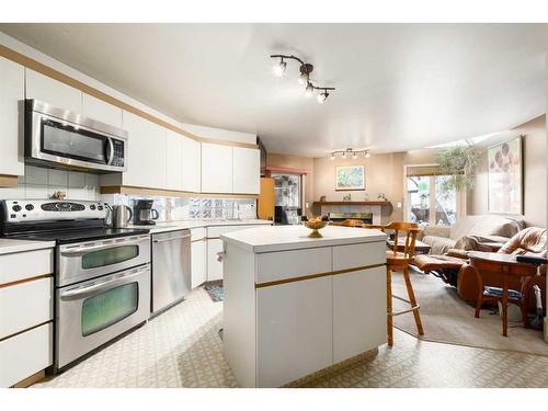 2219 Westmount Road Nw, Calgary, AB - Indoor Photo Showing Kitchen