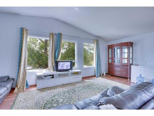 184 Upland Boulevard West, Brooks, AB - Indoor Photo Showing Living Room