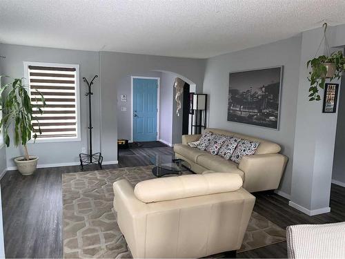 49 Royal Elm Mews Nw, Calgary, AB - Indoor Photo Showing Living Room