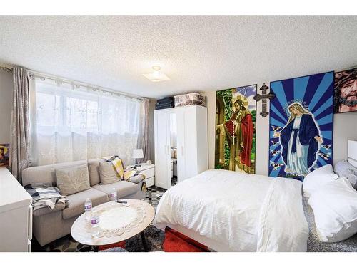 1323 Marlyn Way Ne, Calgary, AB - Indoor Photo Showing Bedroom