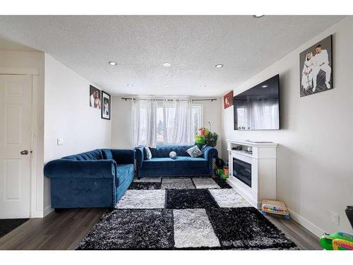 1323 Marlyn Way Ne, Calgary, AB - Indoor Photo Showing Living Room