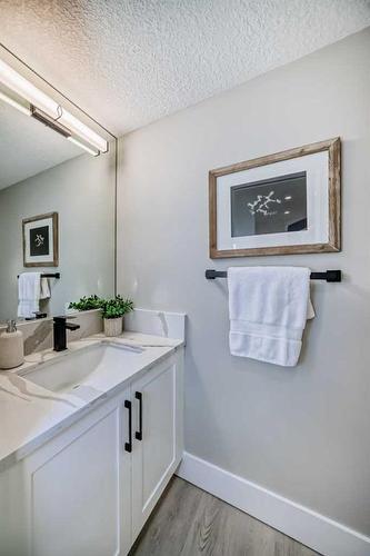 519 6 Street Ne, Calgary, AB - Indoor Photo Showing Bathroom