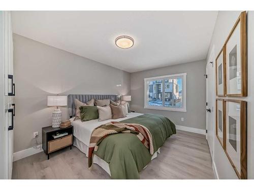 519 6 Street Ne, Calgary, AB - Indoor Photo Showing Bedroom