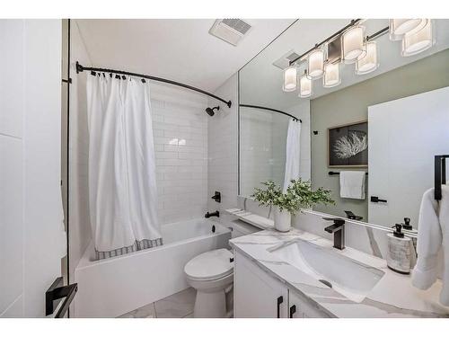 519 6 Street Ne, Calgary, AB - Indoor Photo Showing Bathroom