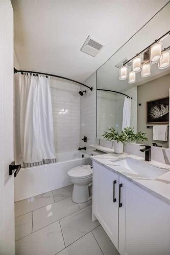 519 6 Street Ne, Calgary, AB - Indoor Photo Showing Bathroom