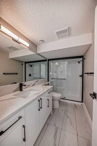 519 6 Street Ne, Calgary, AB - Indoor Photo Showing Bathroom