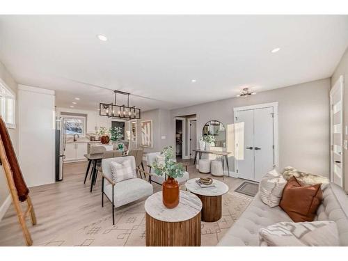 519 6 Street Ne, Calgary, AB - Indoor Photo Showing Living Room